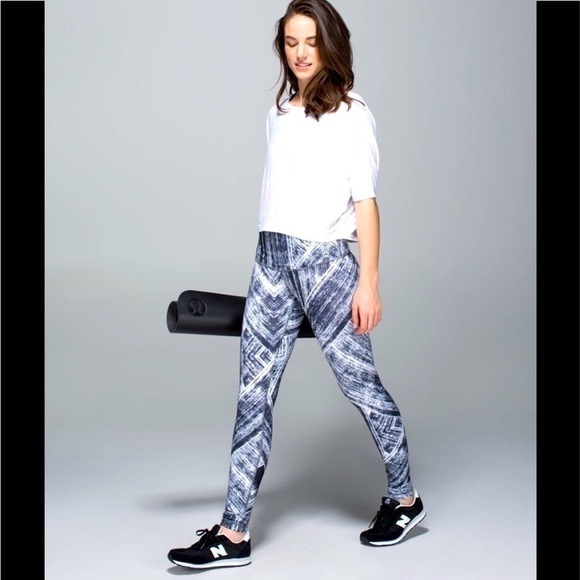 lululemon athletica Pants - Lululemon Wunder Under Roll Down Leggings Womens Heat Wave White Black. Size 4